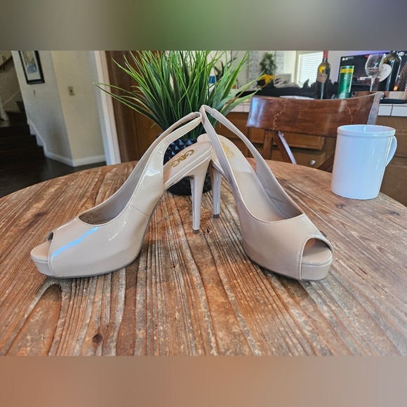 GBG LOS ANGELES SLINGBACKS -GUESS - Picture 5 of 6
